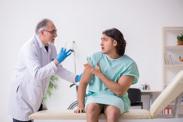 Obraz premium Young male patient visiting experienced doctor
