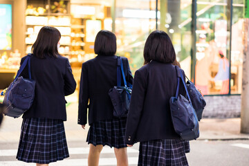 渋谷センター街を歩く制服の女子高生の後ろ姿