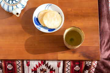 こたつと温かい緑茶とせんべい