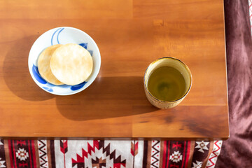 こたつと温かい緑茶とせんべい