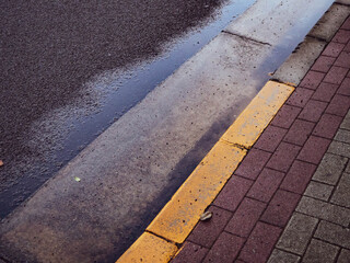 雨曲がりの路肩にできた水たまり