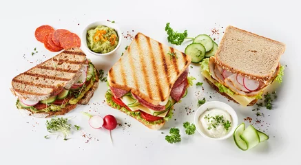 Fotobehang Snackbar Trio van gourmet sandwiches op diverse soorten brood