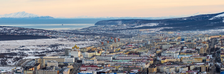 Obraz premium Panorama of the city of Magadan. Northern Russian city on the coast of the Sea of ​​Okhotsk. Winter city landscape. Aerial view of the streets and buildings. Magadan, Magadan region, Siberia, Russia.