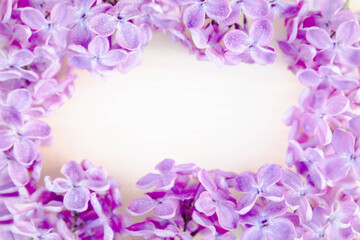  Frame, framed in a circle of purple lilac flowers. Small drops of water on flowers and buds. Copy space. Background.