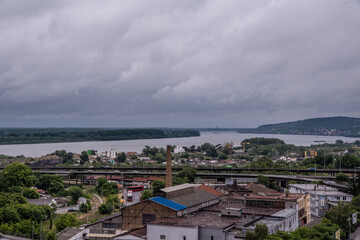 Obraz premium Belgrade city view from a rooftop on a cloudy and cold day