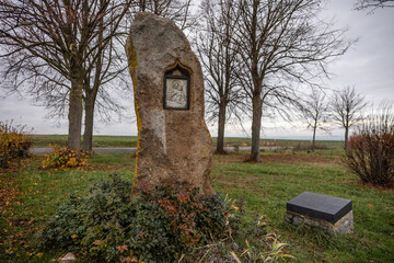 Fototapeta premium Menhier von Ober-Saulheim an der L4501