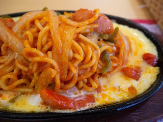 鉄板で食べるあつあつナポリタン