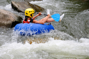 descente de rivi&egrave;re sur une bou&eacute;e ronde sud de France
