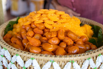 Thong Yod and Thong-ek are placed on banana leaves in Khan Tok.
