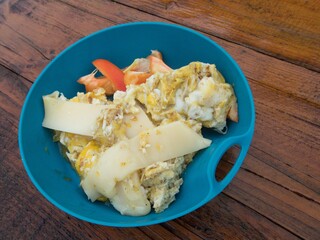  portion scrambled eggs in the bowl