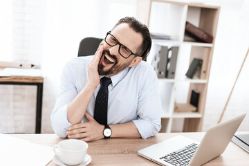 Man worked at the workplace and felt sharp pain.