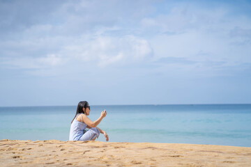 Fototapeta na wymiar Woman taking selfie at the beach.