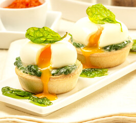tartaletas de huevo poché  y espinacas a la crema
