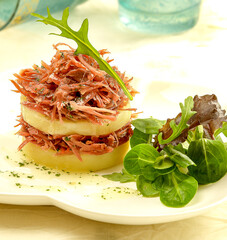 timbal de pato confitado con patatas