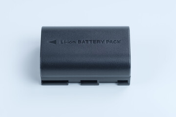 Ein wiederaufladbarer schwarzer Lithium-Akku (Li-ion Battery) auf einem neutralen weißen Hintergrund