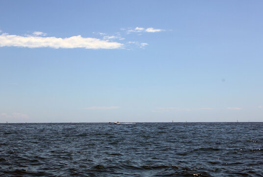 Linea di orizzonte marino con cielo nube e imbarcazioni
