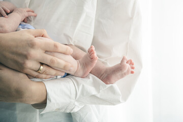 Fototapeta Stópki dziecka w dłoniach matki obraz