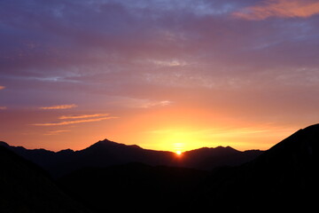 北アルプス剣岳登山途中に鹿島槍ケ岳の右裾稜線から昇るご来光を望む