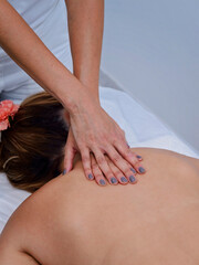 Obraz na płótnie Canvas close up of masseuse hands massaging female back