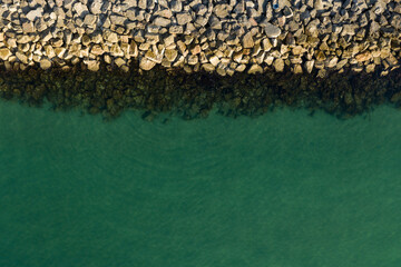 Vue aérienne d'un bout de digue et de la mer