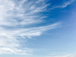 Obraz premium Blue sky with beautiful and fluffy white clouds