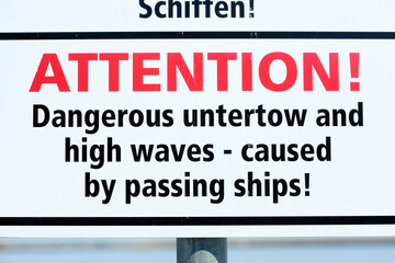 Warnschild Lebensgefahr, Gefahr des Ertrinkens durch Strömung, sog und Wellenschlag, verursacht...