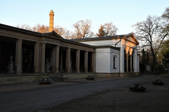Das Kolumbarium und das &auml;lteste  Krematorium Deutschlands auf dem Friedhof von Gotha. Das zudem zweit&auml;lteste Krematorium der Welt ist seit 1878 in Betrieb.  Ein&auml;scherungen gibt es seit der Antike.