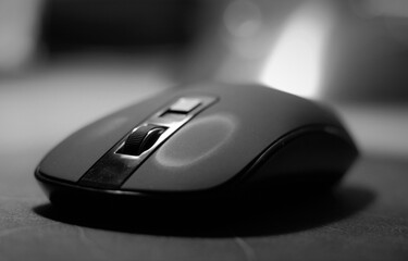 Computermaus im Home Office in schwarzwei&szlig;