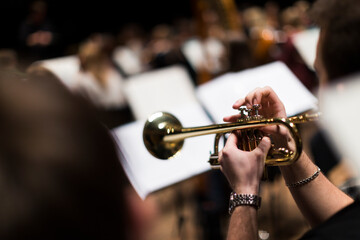 Obraz premium A person playing a trumpet during a rehearsal