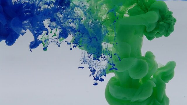 video colori dentro acqua, magia, emozioni in 4k