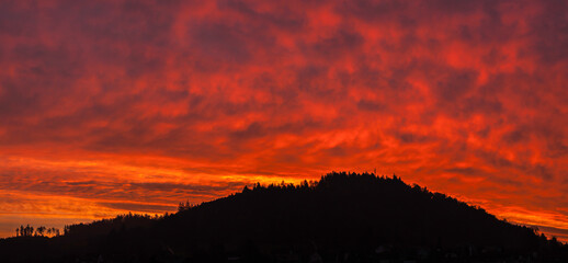 Silhouette eines Hügels beim roten Sonnenaufgang
