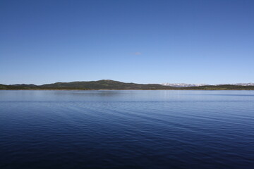 Ciel bleu, montagnes et collines