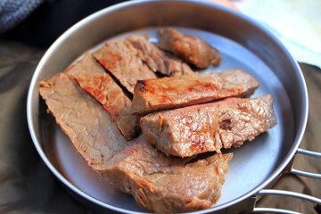 アウトドアで食べるステーキ