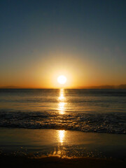 日本、逗子海岸の夕陽