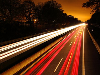 Autobahn in Abenddämmerung langzeitbelichtet