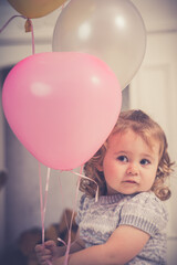 Fototapeta na wymiar Portrait kleines hübsches Mädchen mit Luftballons
