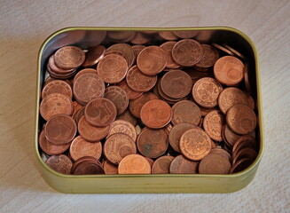 Ein-Cent-Münzen in einer Blechbüchse