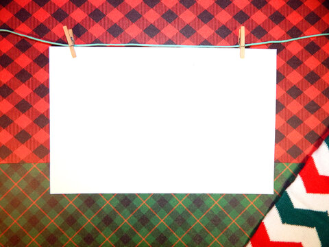 Feuille accroch&eacute;e &agrave; un fil sur fond canadien b&ucirc;cheron