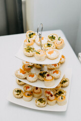 Patera z jedzeniem babeczkami, jajkami jako przekąski