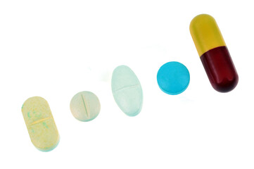 Différentes sortes de médicaments en gros plan sur fond blanc