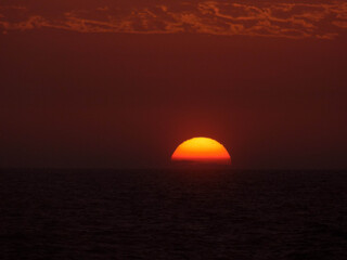 El Sol ocultándose detrás del horizonte