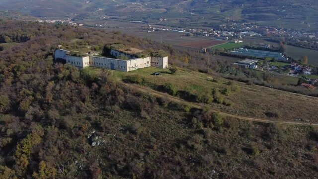 Antica fortificazione austriaca abbandonata sulla cima di una collina domina la pianura.