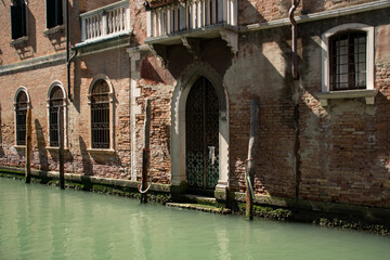 Fototapeta na wymiar Rustic building in Venice