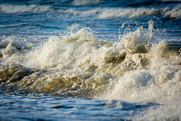 Fototapeta na wymiar Beautiful and wavy sea on the shores of the Baltic.