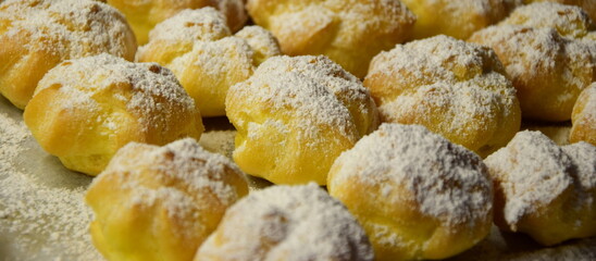 Windbeutel mit Vanillecreme und Staubzucker