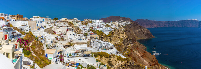 Fototapeta premium A panorama view of the village of Oia, Santorini and the caldera in summertime