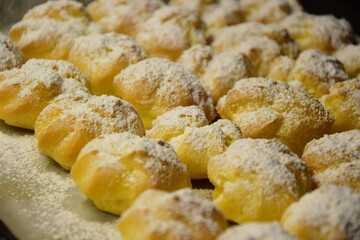 Windbeutel - Profiterols mit Vanillecreme gefüllt und Staubzucker