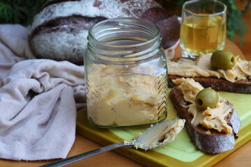 Brunost cheese with black bread and olives