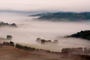 la magia della nebbia e dell'alba fra le colline toscane