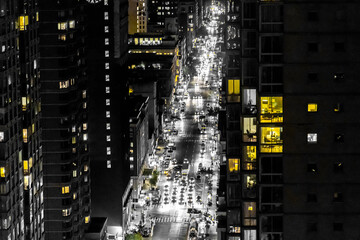 new york di notte in una luce gialla